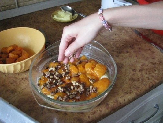 Prajitura din gris cu caise