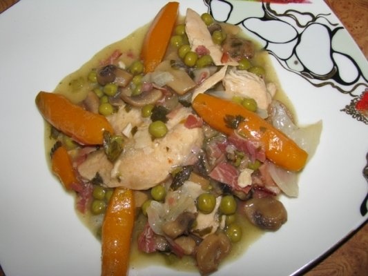 Pui cu legume in sos de vin alb