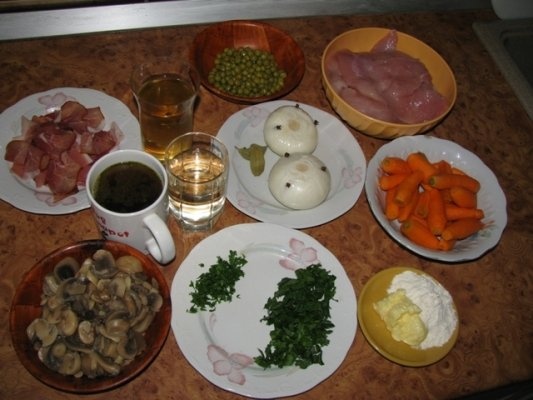 Pui cu legume in sos de vin alb