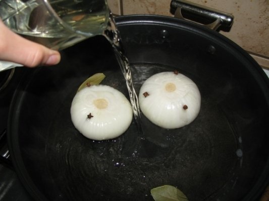 Pui cu legume in sos de vin alb