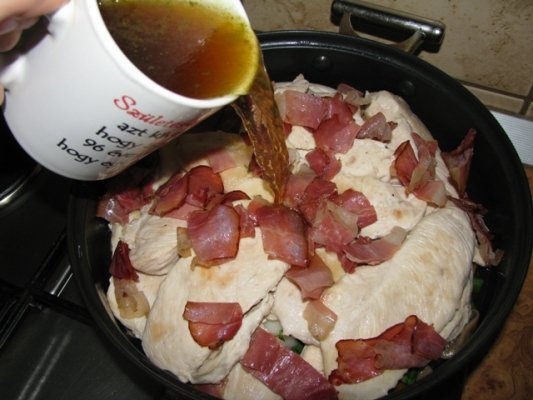 Pui cu legume in sos de vin alb