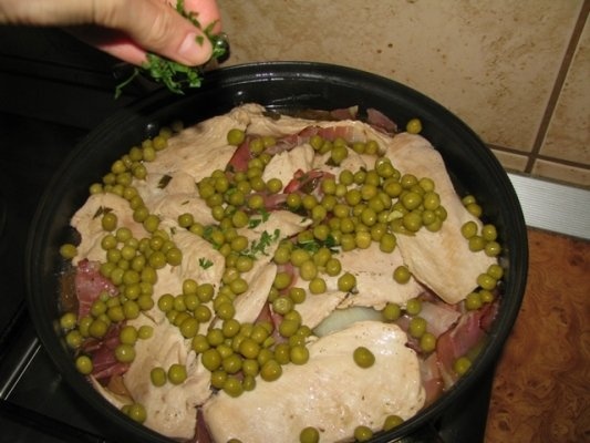 Pui cu legume in sos de vin alb