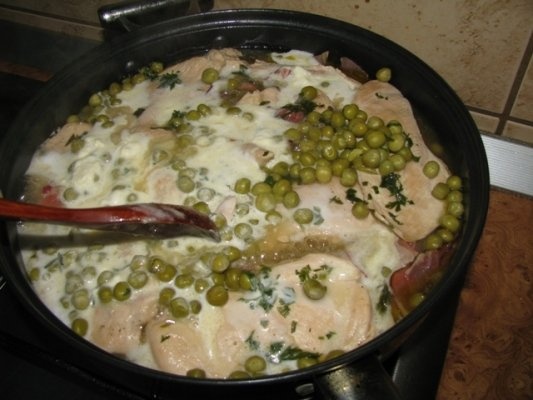 Pui cu legume in sos de vin alb