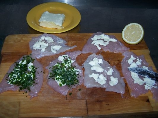 Rulouri de pui cu unt, patrunjel si lamaie, cu garnitura de trandafirasi de cartofi prajiti ( Irezistibil !!!)