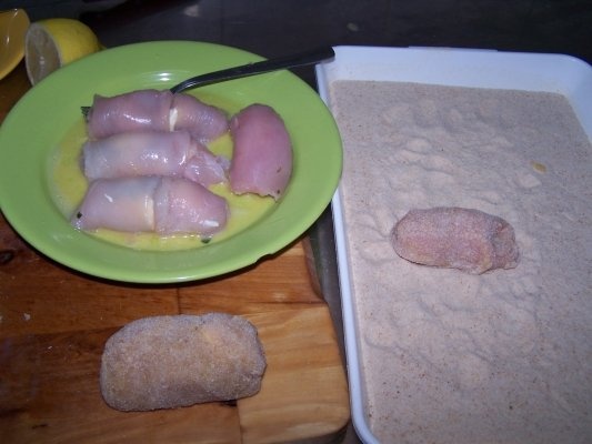 Rulouri de pui cu unt, patrunjel si lamaie, cu garnitura de trandafirasi de cartofi prajiti ( Irezistibil !!!)