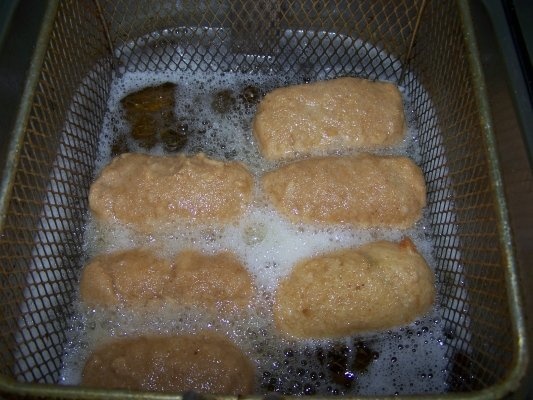 Rulouri de pui cu unt, patrunjel si lamaie, cu garnitura de trandafirasi de cartofi prajiti ( Irezistibil !!!)