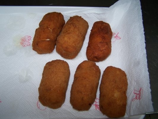 Rulouri de pui cu unt, patrunjel si lamaie, cu garnitura de trandafirasi de cartofi prajiti ( Irezistibil !!!)