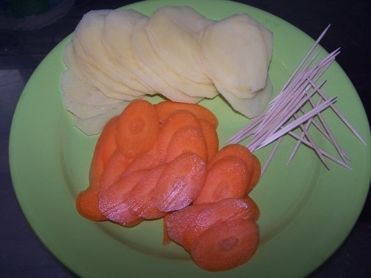 Rulouri de pui cu unt, patrunjel si lamaie, cu garnitura de trandafirasi de cartofi prajiti ( Irezistibil !!!)