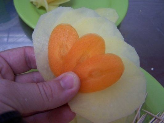 Rulouri de pui cu unt, patrunjel si lamaie, cu garnitura de trandafirasi de cartofi prajiti ( Irezistibil !!!)