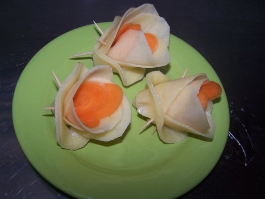 Rulouri de pui cu unt, patrunjel si lamaie, cu garnitura de trandafirasi de cartofi prajiti ( Irezistibil !!!)