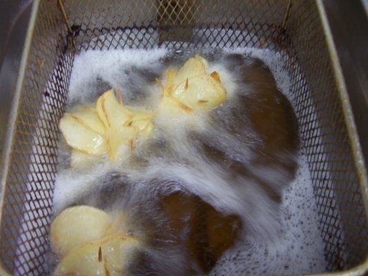 Rulouri de pui cu unt, patrunjel si lamaie, cu garnitura de trandafirasi de cartofi prajiti ( Irezistibil !!!)