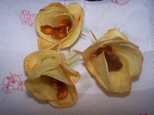 Rulouri de pui cu unt, patrunjel si lamaie, cu garnitura de trandafirasi de cartofi prajiti ( Irezistibil !!!)