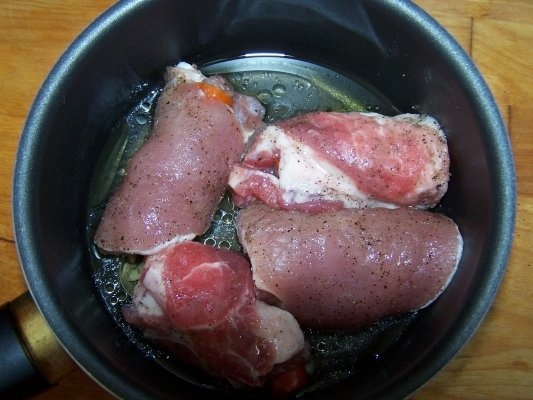 Rulouri de porc in sos de vin (Uimeste-ti oaspetii)