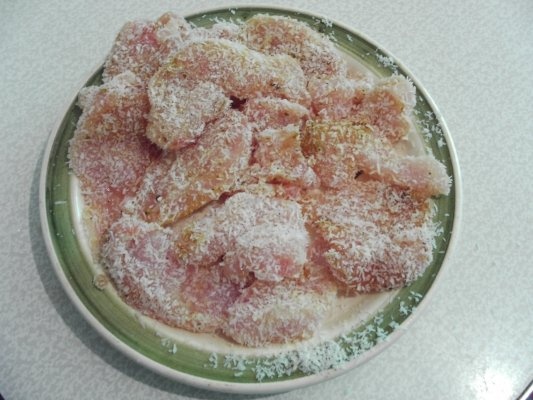 Salata de cartofi cu piept de pui in crusta de cocos