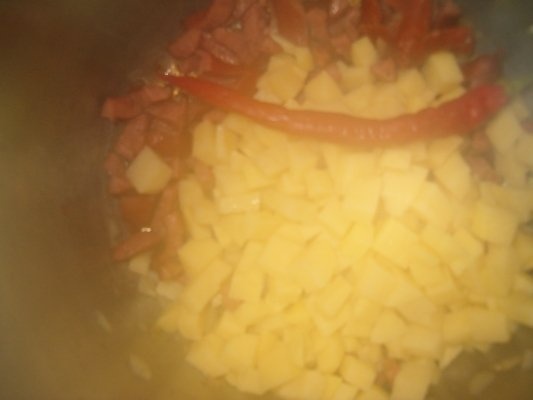 Ciorba de cartofi cu carnati si galuste