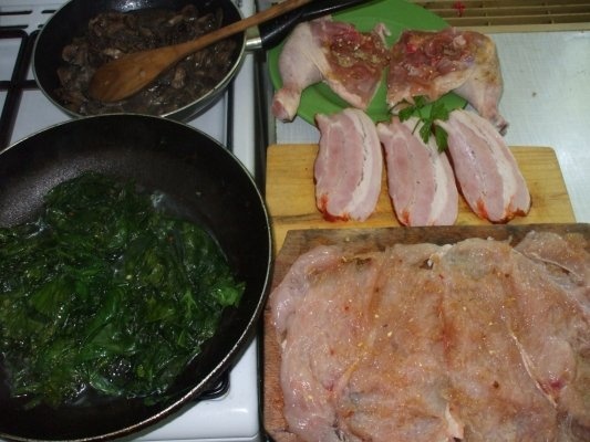 Rulouri din piept de pui si pulpe cu spanac