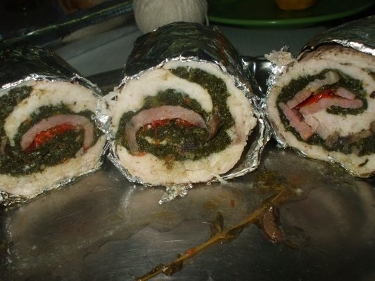 Rulouri din piept de pui si pulpe cu spanac