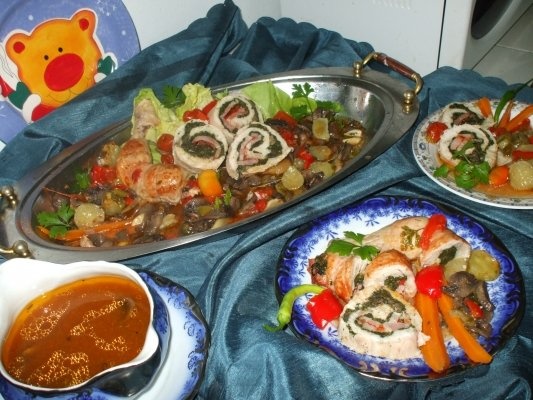 Rulouri din piept de pui si pulpe cu spanac