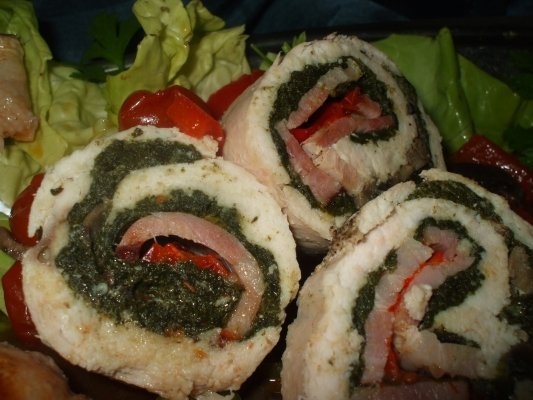 Rulouri din piept de pui si pulpe cu spanac