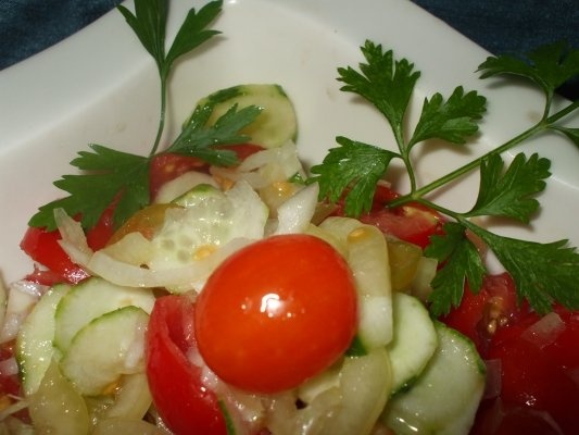 Salata asortata cu rosii si castraveti