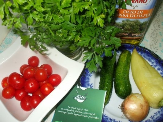 Salata asortata cu rosii si castraveti