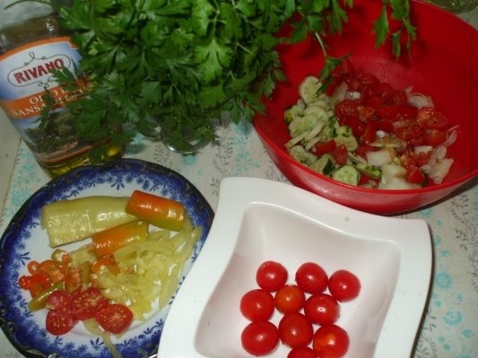 Salata asortata cu rosii si castraveti