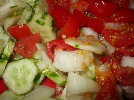 Salata asortata cu rosii si castraveti