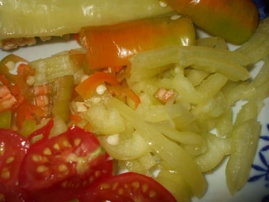 Salata asortata cu rosii si castraveti