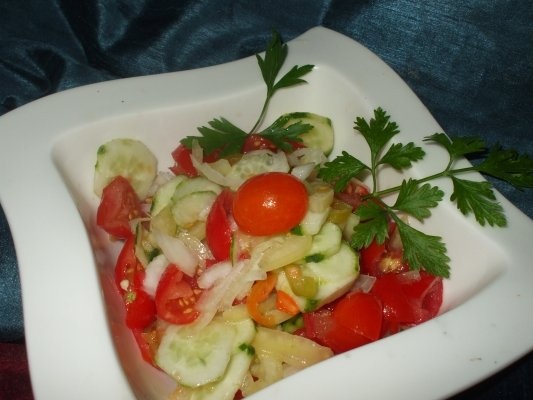 Salata asortata cu rosii si castraveti