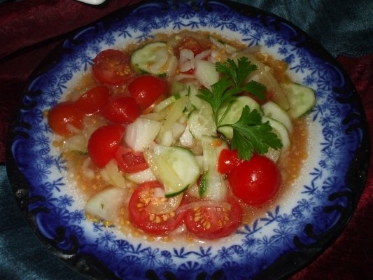 Salata asortata cu rosii si castraveti