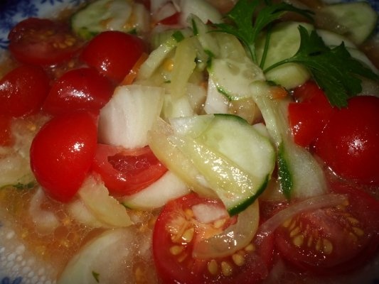 Salata asortata cu rosii si castraveti