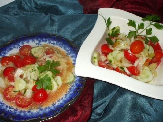 Salata asortata cu rosii si castraveti