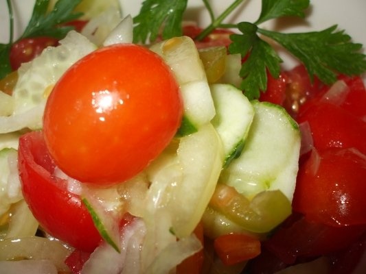 Salata asortata cu rosii si castraveti