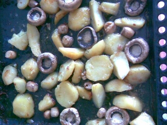 Pulpe la tava cu cartofi si ciuperci