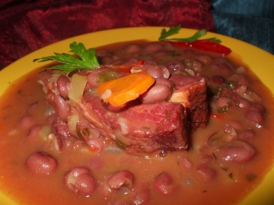 Iahnie de fasole rosie cu afumatura