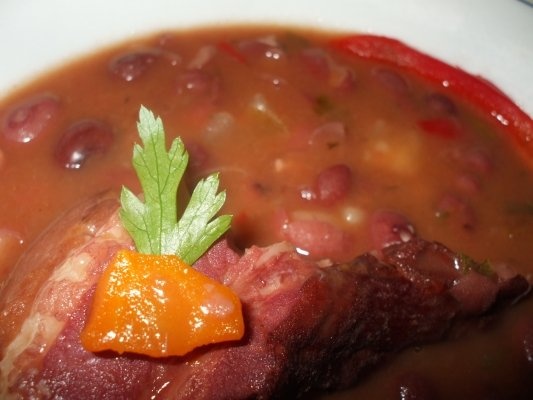 Iahnie de fasole rosie cu afumatura