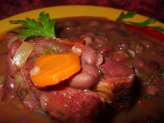 Iahnie de fasole rosie cu afumatura