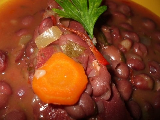 Iahnie de fasole rosie cu afumatura