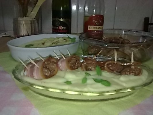 Ficatei de pasare inveliti in bacon.