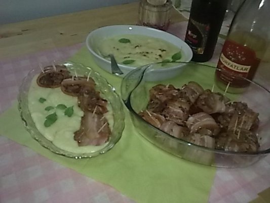 Ficatei de pasare inveliti in bacon.