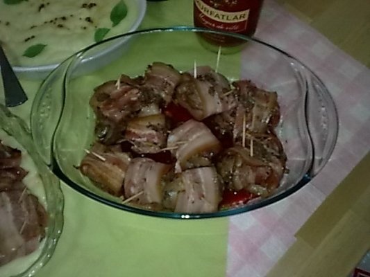 Ficatei de pasare inveliti in bacon.