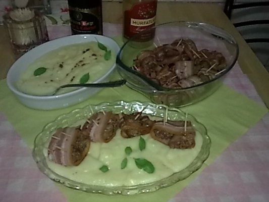 Ficatei de pasare inveliti in bacon.