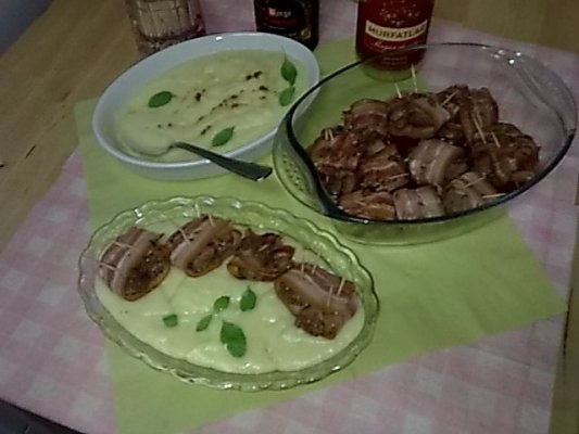 Ficatei de pasare inveliti in bacon.