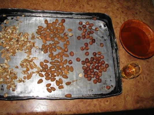 Alune si stafide in miere cu rom