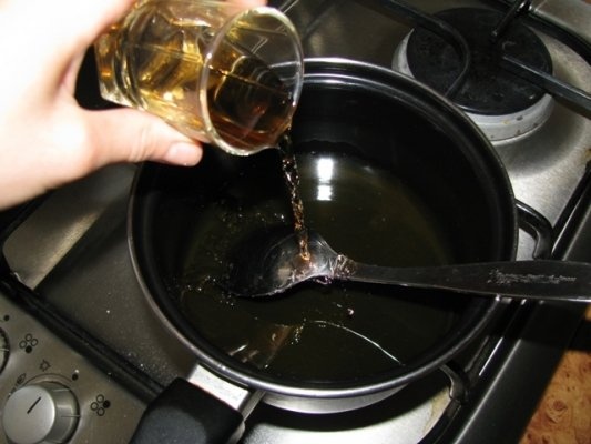 Alune si stafide in miere cu rom