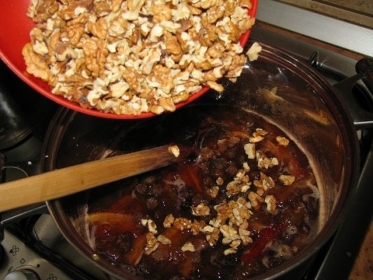 Alune si stafide in miere cu rom