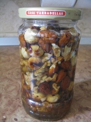 Alune si stafide in miere cu rom