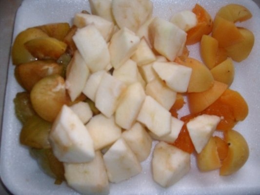 Fructe cu sos caramel si paine in ou