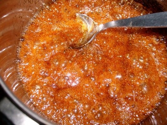 Fructe cu sos caramel si paine in ou