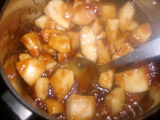 Fructe cu sos caramel si paine in ou